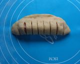 Foto langkah ke 5 dari resep Caterpillar Bread.