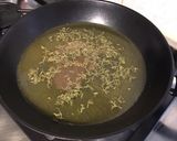 Une image de l'étape 2 de Pavés de saumon caramélisés au bouillon d'herbes, estragon et citron.