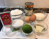 Foto del paso 1 de la receta Bizcocho de coco y lima con glaseado de coco rosa