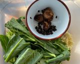 รูปขั้นตอนการทำที่ 1 ของ มาม่าราดหน้าไก่สับคะน้า🥬🧄