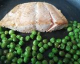 Foto del paso 1 de la receta: Lomo de salmón salvaje a la plancha con guisantes