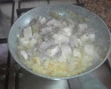 Foto del paso 3 de la receta: Habas con calamares encebollados