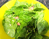 Foto del paso 4 de la receta: Ensalada de espinacas con bacon, piñones y aliño de mostaza