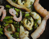 Foto del paso 3 de la receta: Arroz con marisco y espárragos
