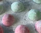 Gambar langkah 5 resipi Mochi inti kacang merah & hijau pandan.