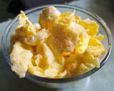 Foto langkah ke 5 dari resep Rice Nugget Sausage with Scrambled Eggs.