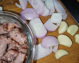 Foto del paso 1 de la receta: Salchichas en crema de cebolla y ajo