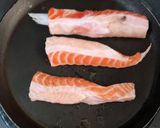 Foto langkah ke 1 dari resep Salmon Rice Tobiko.