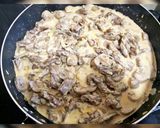 Foto langkah ke 4 dari resep Russian Beef Stroganoff.