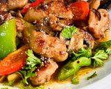 รูปขั้นตอนการทำที่ 7 ของ ไก่ย่างเนยพริกไทยดำผัดไวน์ผลไม้