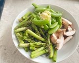 A picture of step 1 of Stir Fried Asparagus, Snap Peas and Shiitake with Prawns.