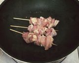 รูปขั้นตอนการทำที่ 5 ของ สะโพกไก่ย่างบ๊วยและใบชิโสะ