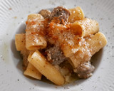 Foto del paso 5 de la receta: Rigatoni con butifarra en salsa de ajos escalivados y tahini