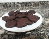 Foto del paso 5 de la receta: Mentitas cubiertas con chocolate semiamargo