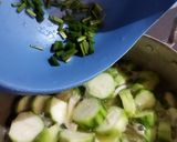 Foto langkah ke 5 dari resep Sup Sayur Oyong Jamur Tiram.