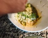 Foto del paso 10 de la receta Tortilla de brócoli con sobre mesa de tomate