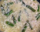 Foto del paso 4 de la receta Risotto de salmón y espárragos con su caldo a mi manera