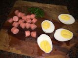 Ensalada de papas, huevo y salchichas