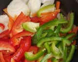 Foto del paso 2 de la receta: Verduras salteadas, salmón y arroz trufado