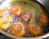 A picture of step 8 of Medhu vadai.
