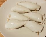 Foto del paso 1 de la receta Chipirones rellenos con salsa de puerros y cebolla