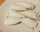 Foto del paso 1 de la receta: Chipirones rellenos con salsa de puerros y cebolla