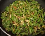 Foto langkah ke 4 dari resep Oseng Buncis Telur Saos Hoisin.