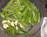 A picture of step 2 of Green peas skin chutney.