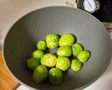 Foto del paso 2 de la receta: Salteado de repollito de Bruselas