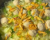 Foto langkah ke 5 dari resep Sayur Sop Bakso Ayam.