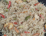 Foto del paso 7 de la receta: Fideos de arroz con verduras pollo y gambas 🫑🥑🍗🦐