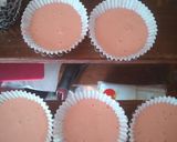 Foto langkah ke 4 dari resep Bolu Kukus Semangka.