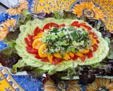 Une image de l'étape 18 de Salade composée au concombre, tomates, feuille de chêne et oignon rouge.