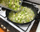 Foto del paso 4 de la receta: Crema de puerros y calabacín con crujiente de jamón