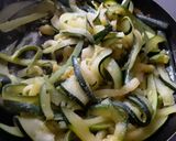 Foto del paso 5 de la receta: Espaguetis🍝 de calabacín🥒🌶 en salsa🍝de tomate🍅🤔