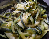 Foto del paso 5 de la receta: Espaguetis🍝 de calabacín🥒🌶 en salsa🍝de tomate🍅🤔