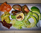 Foto del paso 8 de la receta: Ensalada de tomates, aguacate, verduras encurtidas y rulo de cabra tostado