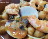Foto del paso 9 de la receta: Garbanzos con almejas y langostinos