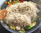Foto del paso 4 de la receta: Noodles con pollo y gambas