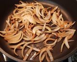 Foto del paso 5 de la receta Filetes de lomo en salsa de cebolla al vino blanco