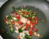 Foto langkah ke 3 dari resep Oseng Pindang Pedas Cabai Hijau (dan merah) 😋.