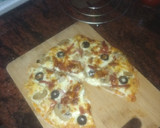 Foto del paso 3 de la receta: Pizza de jamón serrano, champiñones y aceitunas negras