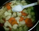 Foto langkah ke 4 dari resep Bening Wortel & Kembang Kol.