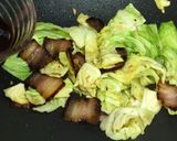รูปขั้นตอนการทำที่ 4 ของ หมูน้ำค้างผัดกะหล่ำปลี