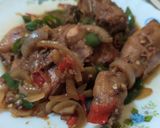 Foto langkah ke 4 dari resep Ayam dan sosis kecap pedas Manis.