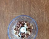 Une image de l'étape 1 de Rocher vitaminés healthy chocolat dattes et oleagineux.