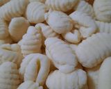 Foto del paso 1 de la receta: Ñoquis con curry tipo chizitos