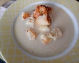 Fokhagymakrémleves sajtos krutonnal recept fázis 5 fotója