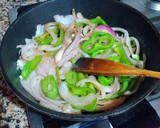Foto del paso 3 de la receta: Salchichas frescas de ternera con cebolla caramelizada y cereza