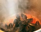 Hình bước làm 4 của món Mussels (trai đen) hấp kiểu Pháp